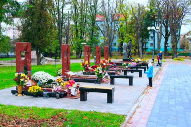 Cennet yüz kahramanları ve askerler Donbass üzerinde antiterörist operasyon sırasında öldürüldü mezarları
