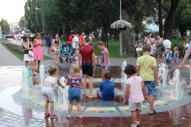 çocuklar parkta çeşmeler ile oynamak.