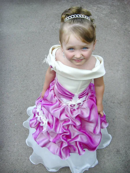 Menina em um vestido bonito como uma princesa — Fotografia de Stock