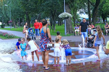 çocuklar parkta çeşmeler ile oynamak.