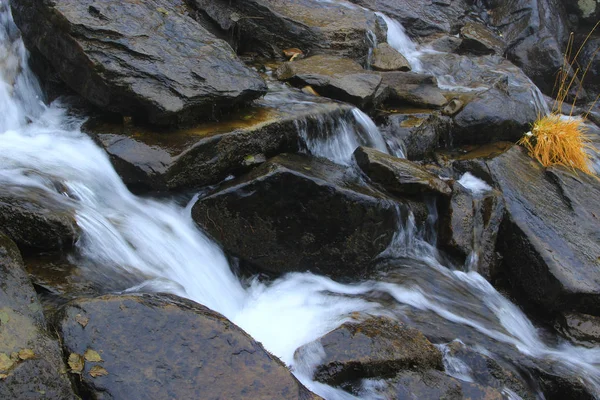 The huge stones and fast river flowing between them — Stock Photo, Image