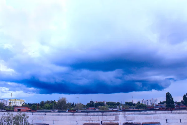 Tempestade-nuvem acima da cidade — Fotografia de Stock