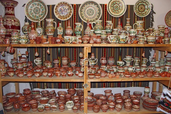 Керамическая посуда на полках магазинов. керамика на продажу — стоковое фото