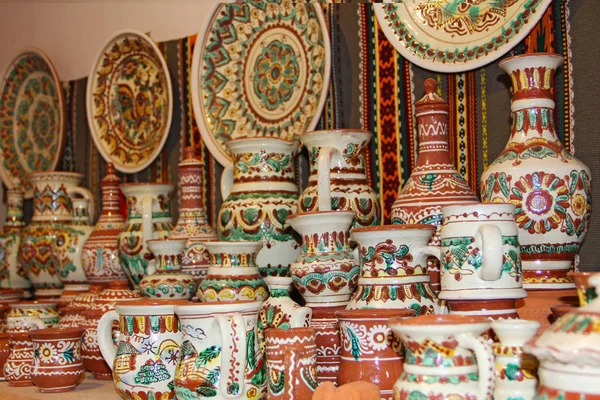 Earthenware on the shelves of shop. Pottery for sale — Stock Photo, Image