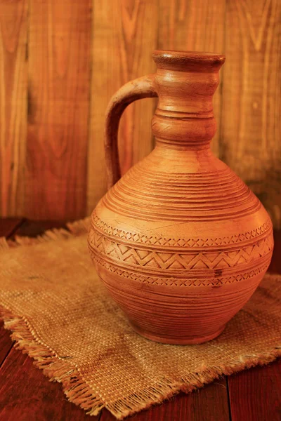 Gamla keramiska tillbringare. Tillbringare keramik på säckväv. Decanter keramik brun på säckväv — Stockfoto