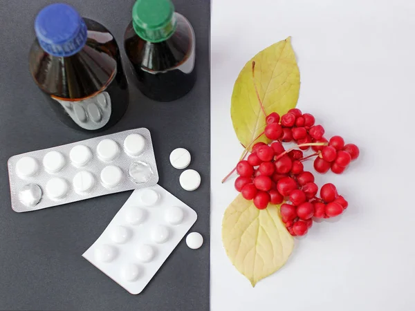 Doğal Vitamin ya da tablet. Çilek kırmızı olgun schisandra veya Tıbbi preparatlar