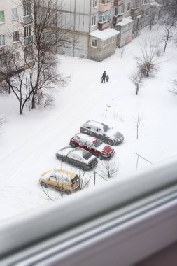 Karla kaplı şehir içinde araba park. Kötü kış hava. Kar fırtınası City