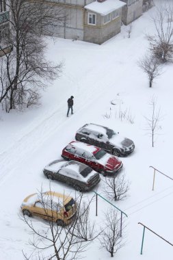 Park etmiş arabaların karla kaplı. Karlı bir gün. Şehrin kötü hava