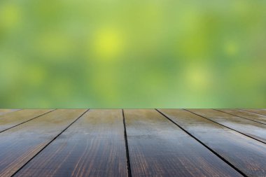 Yeşil arka plan bulanık manzaralı eski ahşap stand. Vintage standı