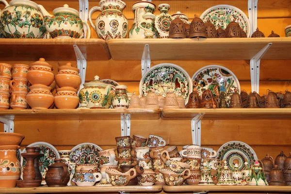 Earthenware on the shelves of shop. Ceramic goods. Products of ceramics on sale — Stock Photo, Image