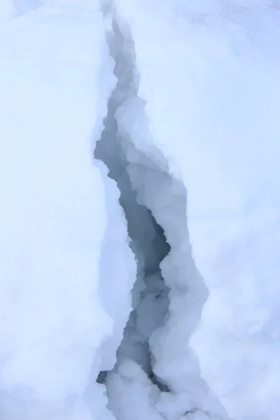 Rachadura na neve. Perigo de avalanche. Falha na cobertura de neve — Fotografia de Stock