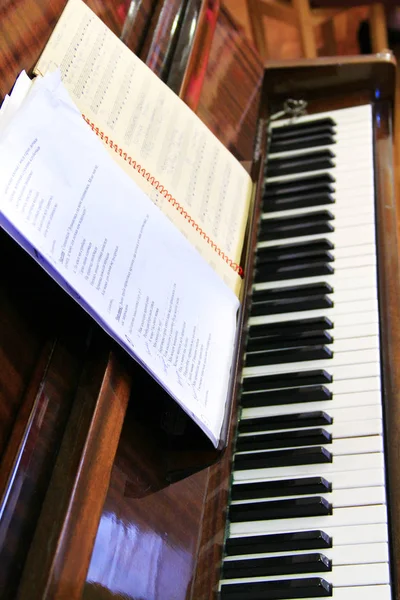 Piano med noter är redo att spela. Keyboard musikinstrument — Stockfoto