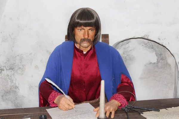Wax figure of old clerk in museum of Baturin. Portrait of clerk with pen in his hand — Stock Photo, Image