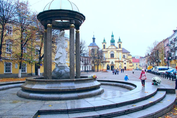 Pěší zóna v Ivano-Frankivsku s výhledem na kostel Panny Marie — Stock fotografie