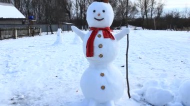 Kardan adam neşeli karda. Yeni yıl özniteliği. Noel simgesi