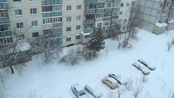 下雪的天气 白雪覆盖的院子 观看到冬天欧洲城市 城市的坏天气 停着的车被雪覆盖着 镇上的坏天气 欧洲的雪旋风 天气概念 — 图库视频影像