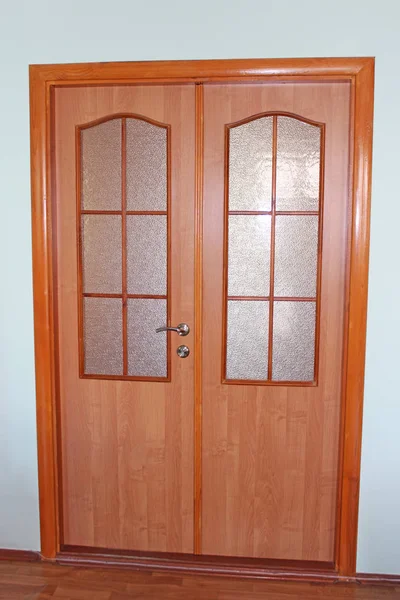 Nowoczesny styl drzwi drewniane z ozdobny okulary i uchwyt — Zdjęcie stockowe