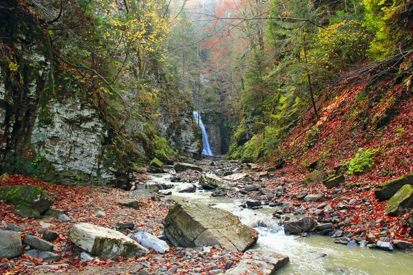 Rivière de montagne se transforme en cascade — Photo