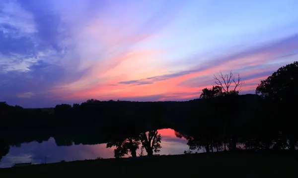 Pôr Sol Escuro Com Nuvens Carmesim Crepúsculo Sobre Lago Crepúsculo — Fotografia de Stock