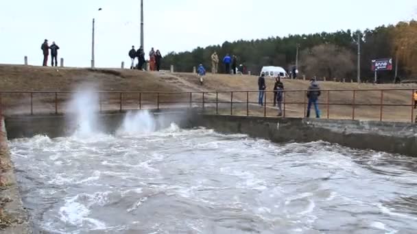 Chernihiv Ucrânia Abril 2018 Água Furiosa Barragem Durante Inundação Primavera — Vídeo de Stock