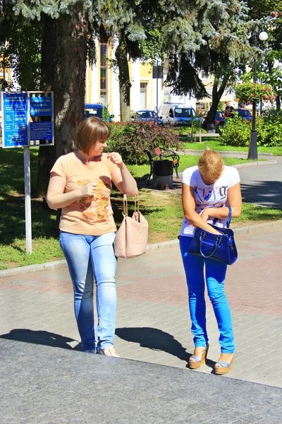 Two women friends walk around the city. Female friendship — Stock Photo, Image