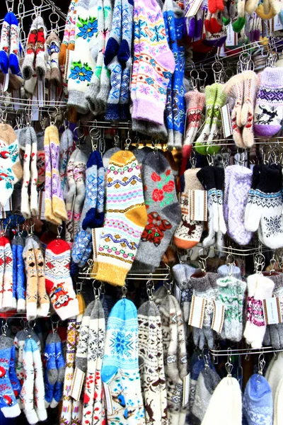 Wollhandschuhe und Socken. Reiche Auswahl an Winterwaren auf dem Markt — Stockfoto