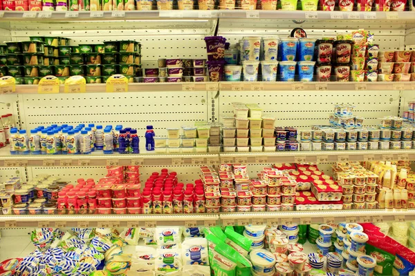 Loja de produtos lácteos. Ampla escolha de produtos lácteos — Fotografia de Stock