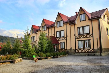 Turistik bir güzel manzara ve Bahçe ile temel. Modern turistik ev