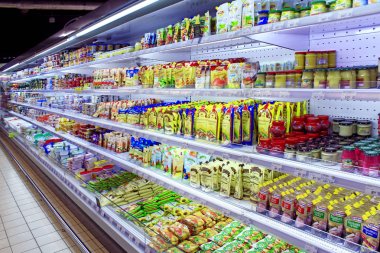 Süt ve süt ürünleri. Sütlü ürünler geniş seçimi. Süpermarket süt bölümünde