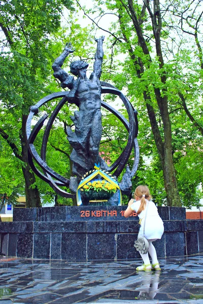 Little girl making photo by smartphone of Chernobyl monument. Ukrainian tragedy — Stock Photo, Image