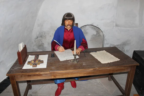 Wax figure of old clerk in museum of Baturin. Portrait of clerk with pen in his hand — Stock Photo, Image