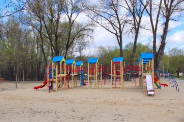 Çocuksu oyun şehir park alanında. Atlıkarınca parkta çocuklar için salıncak.