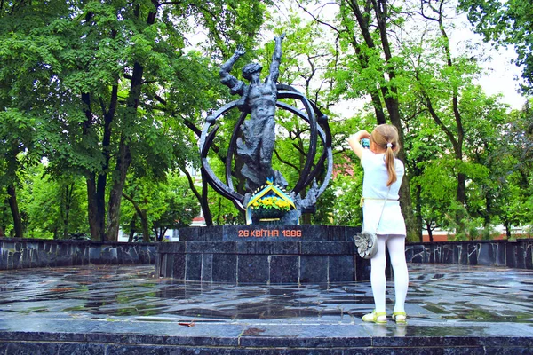 Niña haciendo foto por teléfono inteligente del monumento de Chernobyl. Tragedia Ucrania — Foto de Stock