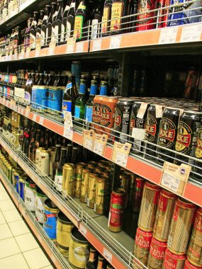 Alkollü içeceklerin mağaza. Alkol içki Pazar. Bira çeşitleri