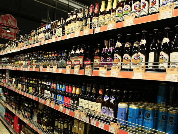 Loja de bebidas alcoólicas. Mercado de bebidas alcoólicas. Diferentes tipos de cerveja — Fotografia de Stock