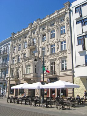 Polonya 'nın Lodz şehrinin caddelerinde yoğun trafik var