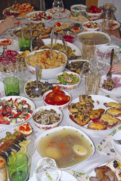 Olika kötträtter och grönsaksrätter. Festlig middag hemma — Stockfoto