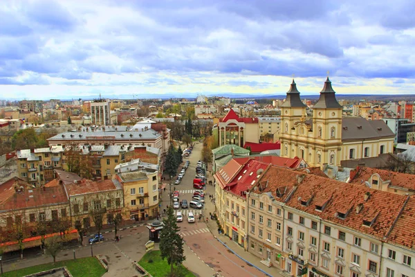 Ivano-Frankivsk desde la vista de pájaro con nubes oscuras arriba — Foto de Stock