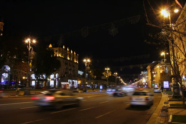 Noční ulice s hořícími lampióny. Kyjevská ulice v noci. Světla nočního města — Stock fotografie