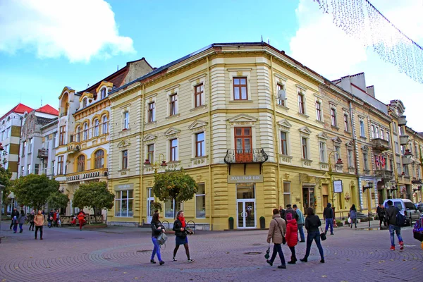 Tłum turystów chodzić w Iwano-Frankowsku. Ludzie wychodzą na ulicę. — Zdjęcie stockowe