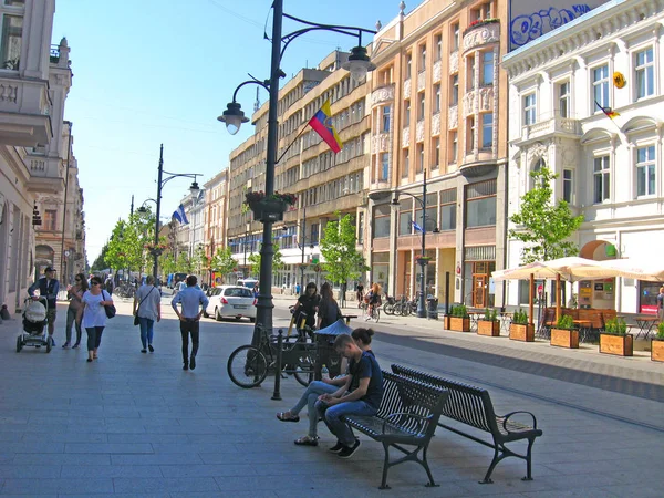Druk verkeer in de straten van de Poolse stad Lodz — Stockfoto