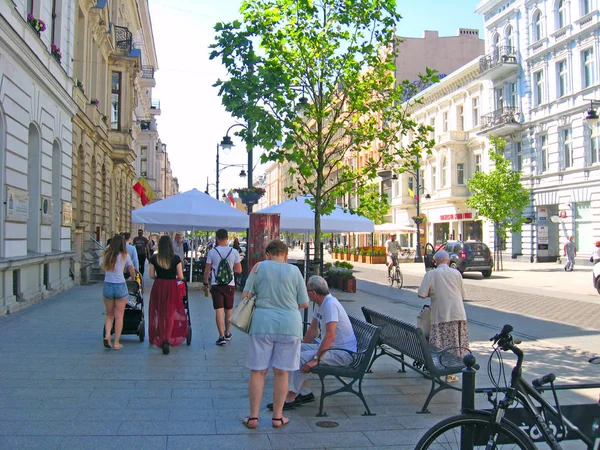 Druk verkeer in de straten van de Poolse stad Lodz — Stockfoto