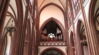 Varşova / Polonya. 27 Temmuz 2019: Katolik Kilisesi 'nde org çalıyor. Lodz Katedrali 'ndeki org sesleri. Tapınaktaki organın sesi. Dini kavram