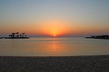 Yukarıda deniz günbatımı. Güzel yaz düşüş okyanus yukarıda