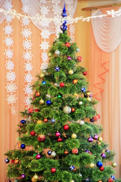 在房间里把新年的树装饰得很和谐 — 图库照片