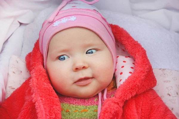 Liten baby smiler i barnevogn under en spasertur – stockfoto