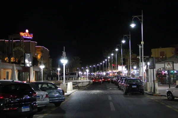 Widok na ulicę Hurghady z latarniami i samochodami. Oświetlenie nocne w mieście — Zdjęcie stockowe