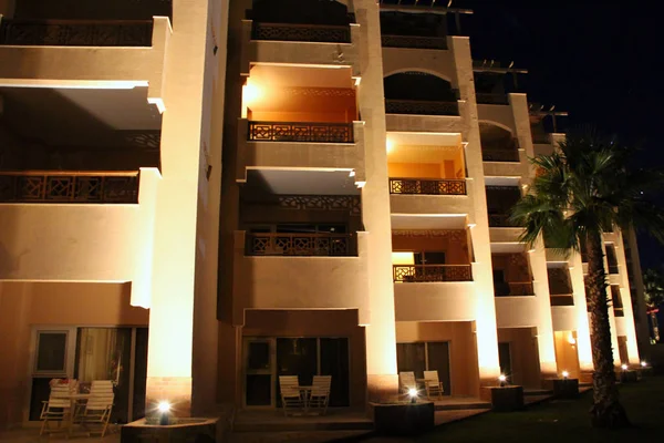 Edificio de hotel de cinco estrellas en Egipto iluminado por la noche. Hotel de resort — Foto de Stock