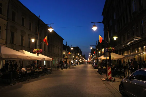 Haupttouristenstraße der polnischen Stadt lodz piotrkowska in der Nacht — Stockfoto