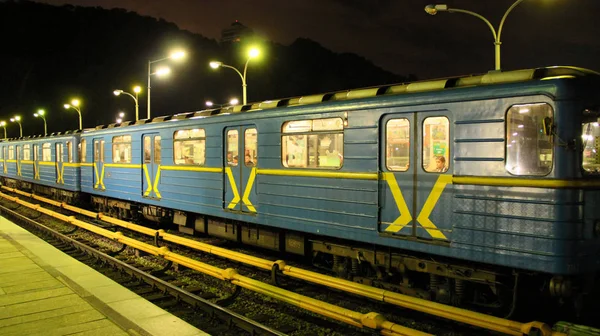 Elektrický vlak opouští stanici metra ve večerních hodinách. Vlak odjíždí ze stanice metra — Stock fotografie